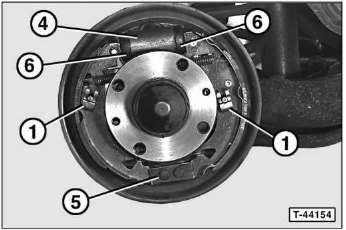 Bremsbacken der trommelbremse aus- und einbauen